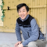 露天風呂に腰かける神戸市浴場組合連合会の立花隆会長＝神戸市東灘区森南町１、森温泉
