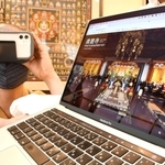 スマートフォンを取り付けたゴーグルをのぞき込むと「ＶＲ拝観」を楽しめる＝神戸市須磨区須磨寺町４