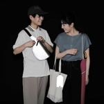 開発されたファッション雑貨。暗がりでは反射材が目立つ（フェリシモ提供）