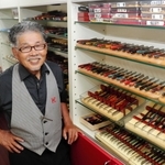 日本かみそりを使って顔そりを続ける緒方房義さん＝神戸市東灘区魚崎南町４、ヘアーサロンおがた