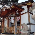 地域住民が行き交う参道を眺めるようにたたずむ社殿＝神戸市東灘区魚崎南町３ 