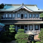 屋根の青銅のさびた色が印象的な本館＝神戸市東灘区住吉山手６