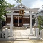上部に三角形の破風が取り付けられた山王鳥居を構える三王神社＝神戸市東灘区田中町２