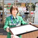 感謝状を受け取る福岡愛さん＝セブン－イレブン神戸学院大学東店