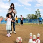 「キックボウリング」の会場では子どもらの歓声が響いた＝メリケンパーク