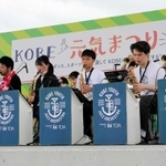 ジャズの街・神戸のムード漂うライブを披露した神戸ユースジャズオーケストラ＝メリケンパーク