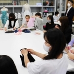 ユタックスの商品を手に取る神戸松蔭女子学院大生＝神戸市灘区篠原伯母野山町１