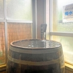 ブランデーのたるを加工した水風呂用の浴槽＝神戸市兵庫区湊山町、湊山温泉
