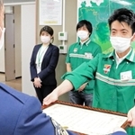 感謝状を受け取る青木達哉さん＝神戸市灘区水道筋１、灘署