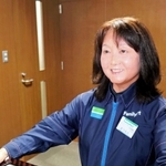 感謝状を受け取る松本博美さん＝神戸市中央区吾妻通５、葺合署