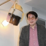 ５０周年の節目を得意の歌声で飾る永海孝さん＝神戸市中央区熊内町２