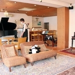 スタインウェイの１９８０年代製ピアノを置き、新たに音楽サロンとなる店内＝神戸市中央区熊内町２