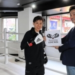 自身がプロデュースしたジム「ＬＯＶＥ　ＷＩＮ」で笑顔を見せる多田悦子選手（左）と蓮井大輔代表＝神戸市中央区栄町通２