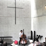 「風の教会」で独奏を披露するコントラバス奏者の幣隆太朗さん＝神戸市灘区六甲山町