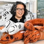 茶色の「くぎ煮バージョン」と白色の「生体バージョン」。大鹿達弥校長も納得のでき＝マリンピア神戸さかなの学校