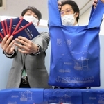 神戸ポートエキスパート認定でもらえるオリジナルバッグとメモ帳＝神戸市中央区港島中町４、神戸市港湾局