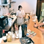 元串カツ店を改装したシェアカフェ。出店者が思い思いのメニューを提供できる＝神戸市兵庫区下祇園町