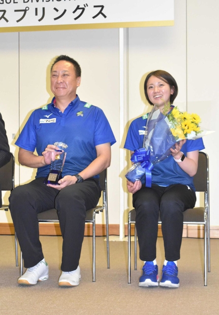 神戸市スポーツ特別賞を受け、記念撮影する久光スプリングスの戸江真奈主将（右）と酒井新悟監督＝神戸市役所