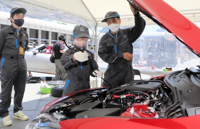 車の整備士体験に挑戦する子ども＝神戸市中央区港島中町６
