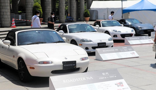 歴代のロードスターを並べて展示する会場＝神戸市中央区港島中町６