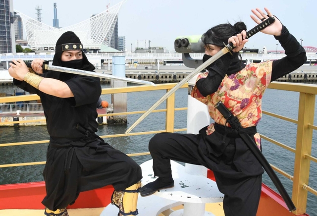 お酒を飲みながら船のデッキで忍者ショーが楽しめる＝神戸市中央区波止場町