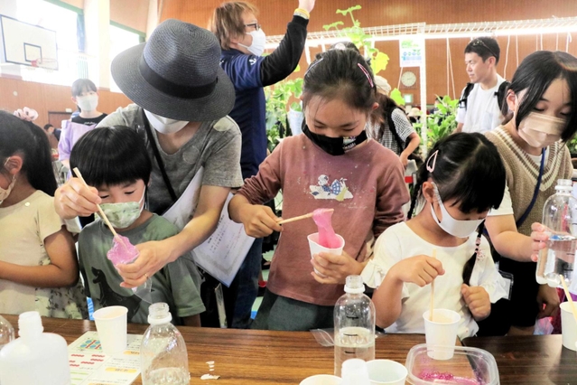 スライム作りを体験する児童ら＝神戸市中央区吾妻通４