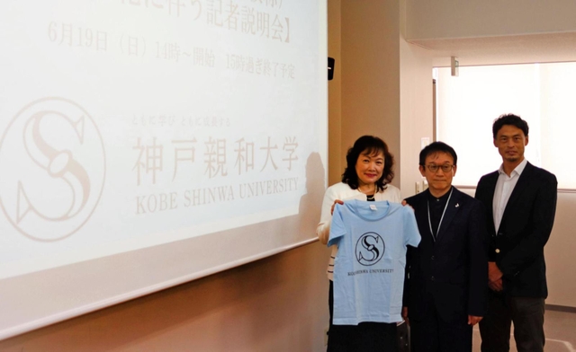 新しいロゴが印刷されたＴシャツを披露する三井知代学長ら＝神戸親和女子大