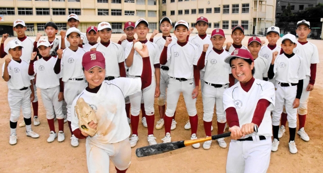 頼れるチームメートとともに中学最後の大会に臨む大浜悠さん（手前左）と岡元春香さん（同右）＝兵庫中