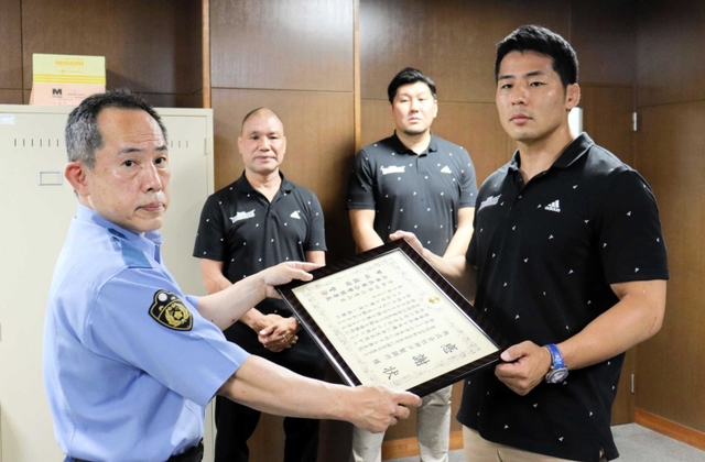 植田賢治署長（左）から感謝状を受け取る橋本大輝選手ら＝葺合署