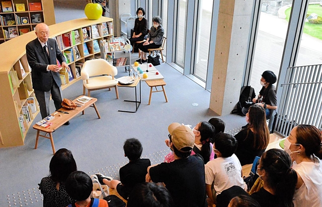 読書の大切さや科学を学ぶ意味について話す野依良治さん＝神戸市中央区加納町６