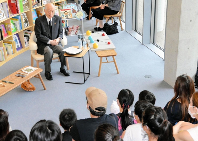 読書の大切さや科学を学ぶ意味について話す野依良治さん＝神戸市中央区加納町６