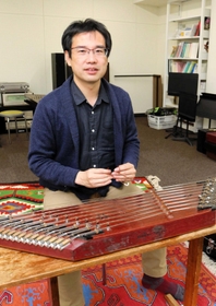 イランの伝統楽器「サントゥール」を演奏する谷正人さん＝神戸市灘区