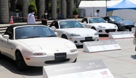 歴代のロードスターを並べて展示する会場＝神戸市中央区港島中町６