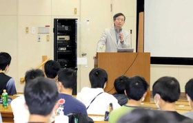 母校の後輩を前に研究生活のエピソードを語る小林久隆さん＝神戸市東灘区魚崎北町８