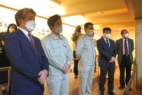 タンタンを視察し、技術者らと話す中国総領事館の薛剣総領事（左端）＝神戸市灘区王子町３、王子動物園