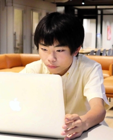 プログラミングを習得して「新しい世界が開けた」と話す中学３年の大橋蓮さん＝神戸市中央区加納町４、アンカー神戸