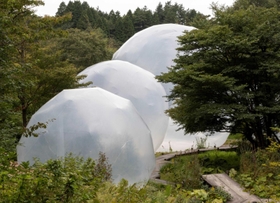 六甲山上に展示されたこれまでの作品（六甲山観光提供）