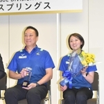 神戸市スポーツ特別賞を受け、記念撮影する久光スプリングスの戸江真奈主将（右）と酒井新悟監督＝神戸市役所