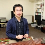 イランの伝統楽器「サントゥール」を演奏する谷正人さん＝神戸市灘区