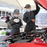 車の整備士体験に挑戦する子ども＝神戸市中央区港島中町６