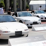 歴代のロードスターを並べて展示する会場＝神戸市中央区港島中町６