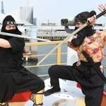 お酒を飲みながら船のデッキで忍者ショーが楽しめる＝神戸市中央区波止場町