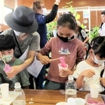 スライム作りを体験する児童ら＝神戸市中央区吾妻通４