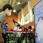 創作童話「かなしきデブ猫ちゃん」の主人公マルのＶＴｕｂｅｒ（ブイチューバ－）との会話を楽しむ子ども＝中央区吾妻通４