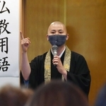 仏教用語を封印して語る小池陽人さん＝神戸市須磨区須磨寺町４