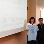 新しいロゴが印刷されたＴシャツを披露する三井知代学長ら＝神戸親和女子大