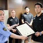 植田賢治署長（左）から感謝状を受け取る橋本大輝選手ら＝葺合署