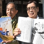 高田屋嘉兵衛の半生を本にまとめた三条杜夫さん（左）と発案者の小野瀬晃一さん＝七宮神社