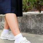 市内の中学校に依頼し「女子の靴下は三つ折り」「靴は白一色」の校則を再現。教員によると、短い靴下でも三つに折っていたという＝神戸市内