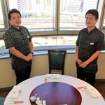 ＪＲ神戸駅前を見渡せる店内で閉店を前に思いを語る大黒成人店長（右）と運営会社の鮑耀豊社長＝神戸市中央区多聞通３